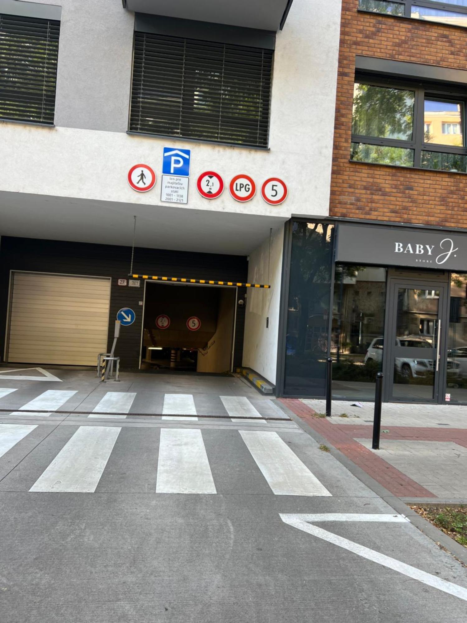 Lia Apartman - Private Parking Pressburg Exterior foto