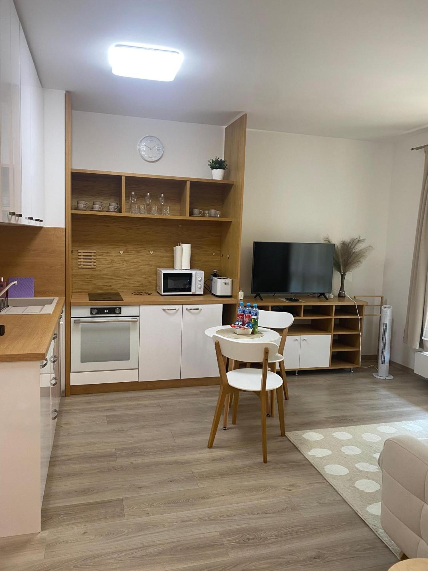 Lia Apartman - Private Parking Pressburg Exterior foto